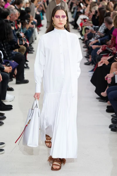 Look 16